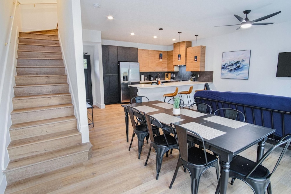 Amazing 3BR 2BA Only 5 Mins From Downtown view 4