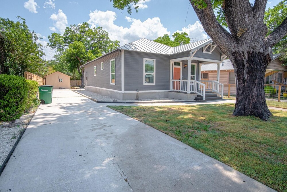 Comfy and Incredible Fenced 2BR 2 BA Near Downtown view 2