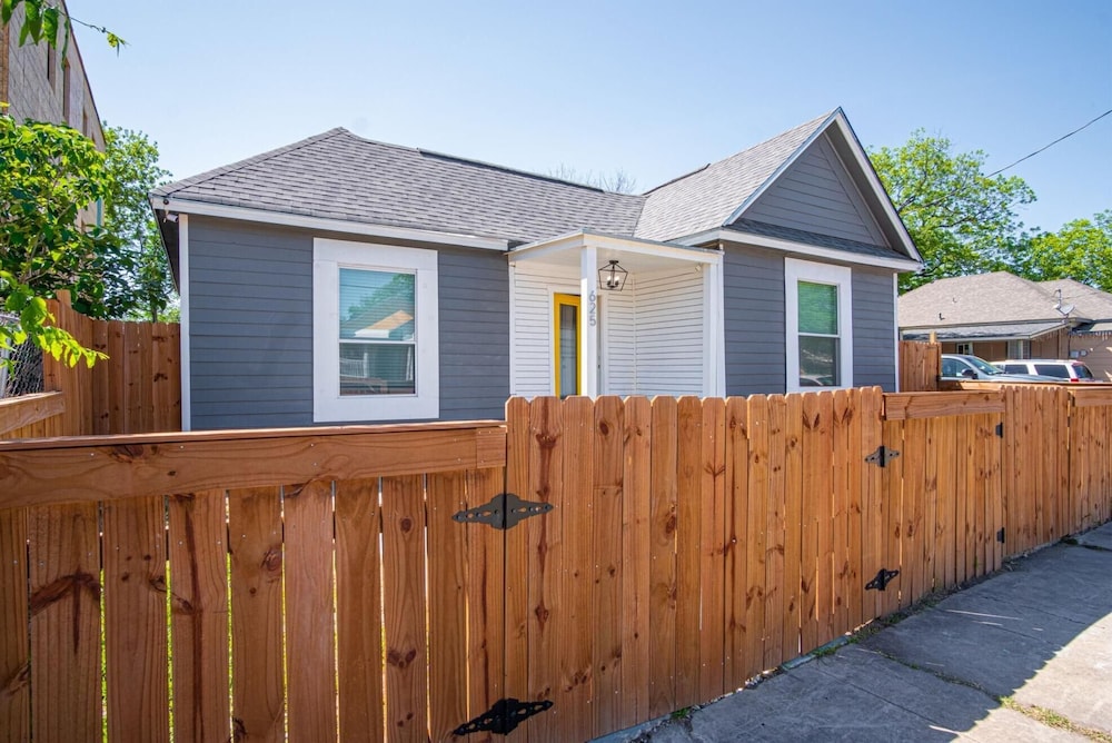Charming 4BR 2BA Only 5 Mins Downtown Riverwalk view 2