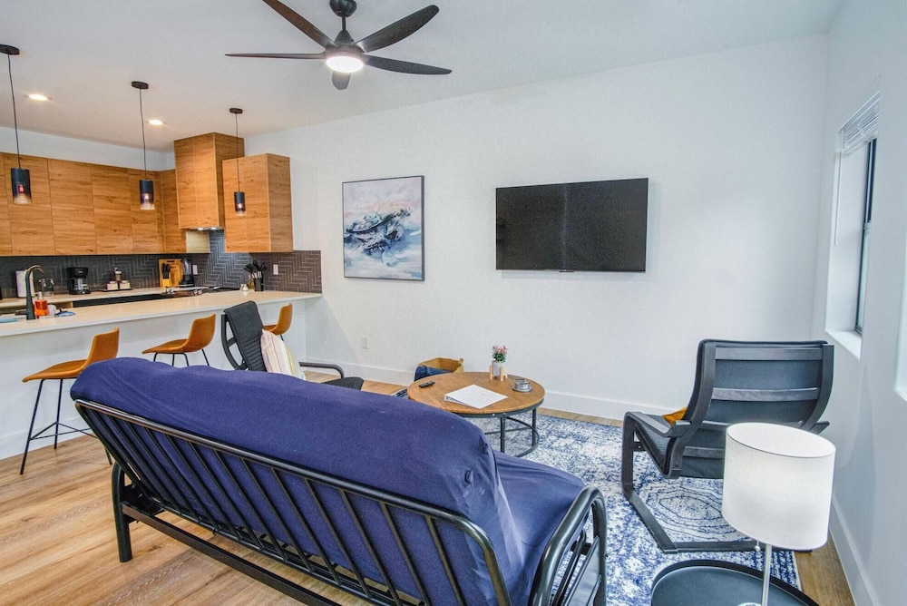 Amazing 3BR 2BA Only 5 Mins From Downtown view 3