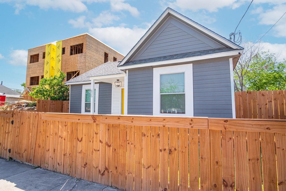 Charming 4BR 2BA Only 5 Mins Downtown Riverwalk view 3
