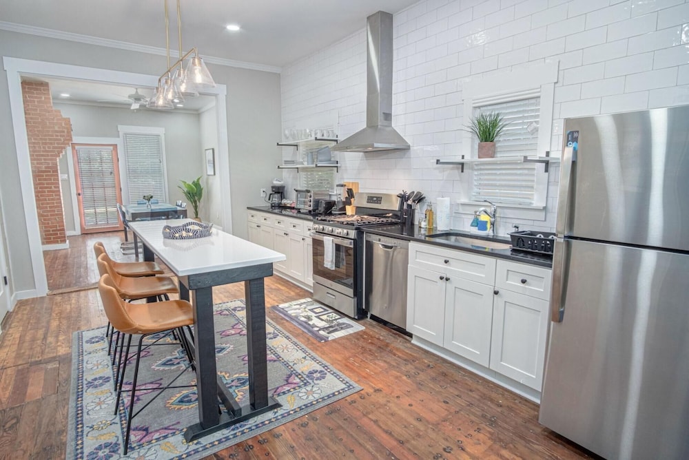 Comfy and Incredible Fenced 2BR 2 BA Near Downtown view 5