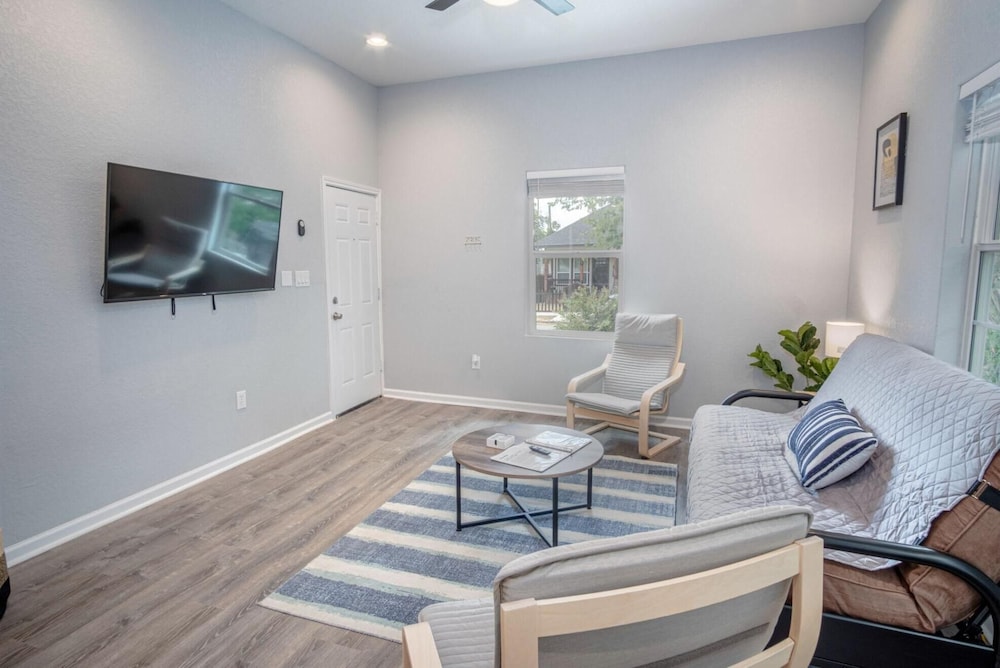 Cozy and Lovely 2BR 2BA Apt A Near Lively Downtown view 5