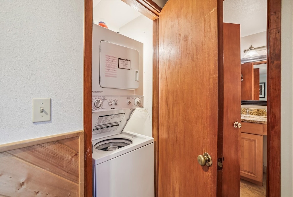 Pine Ridge 11e 2 Bedroom Condo