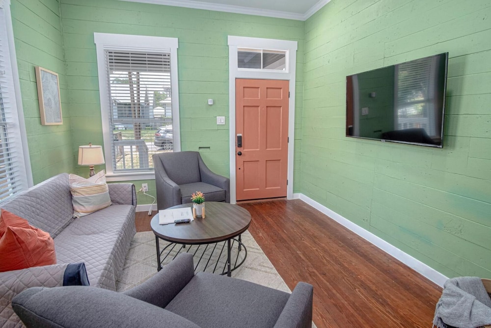 Comfy and Incredible Fenced 2BR 2 BA Near Downtown view 4