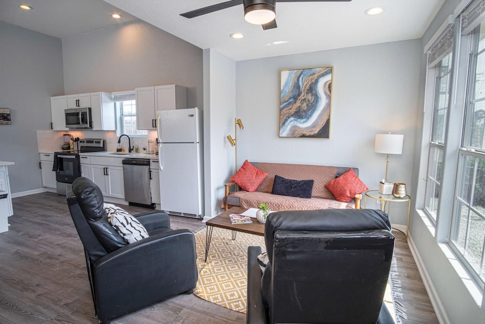 Charming 3BR 2BA Gem Close to Downtown Riverwalk view 2