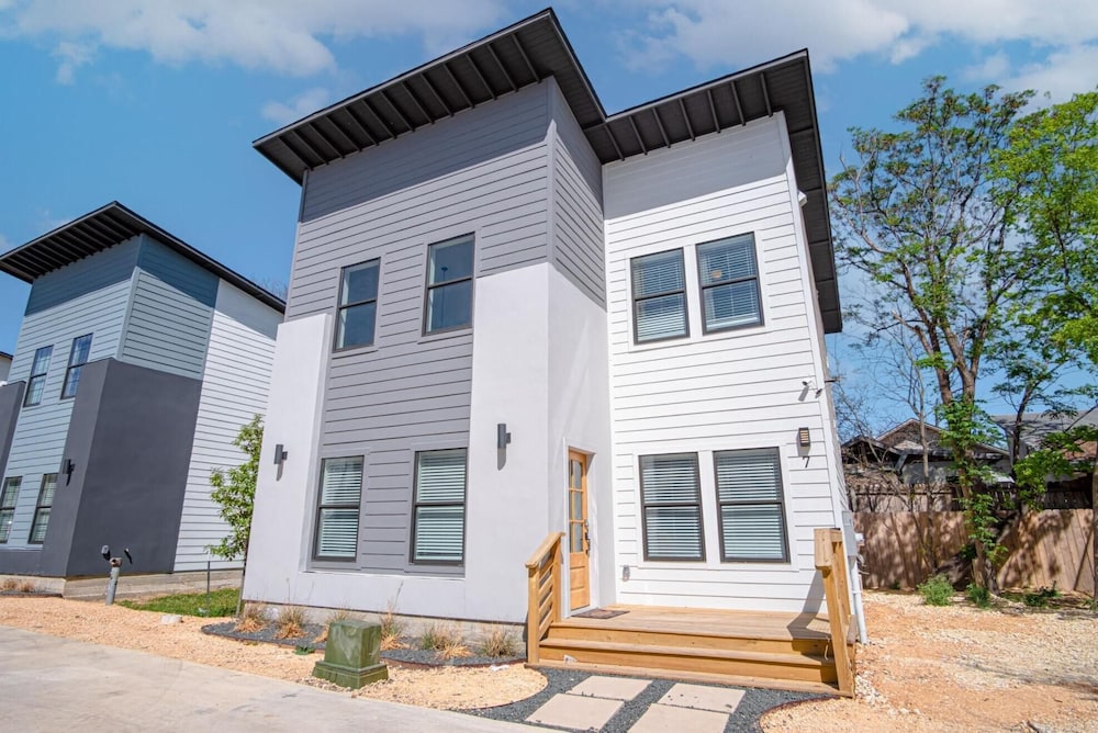 Brand NEW 7 Stylish 3BR Near Exciting Downtown view 3