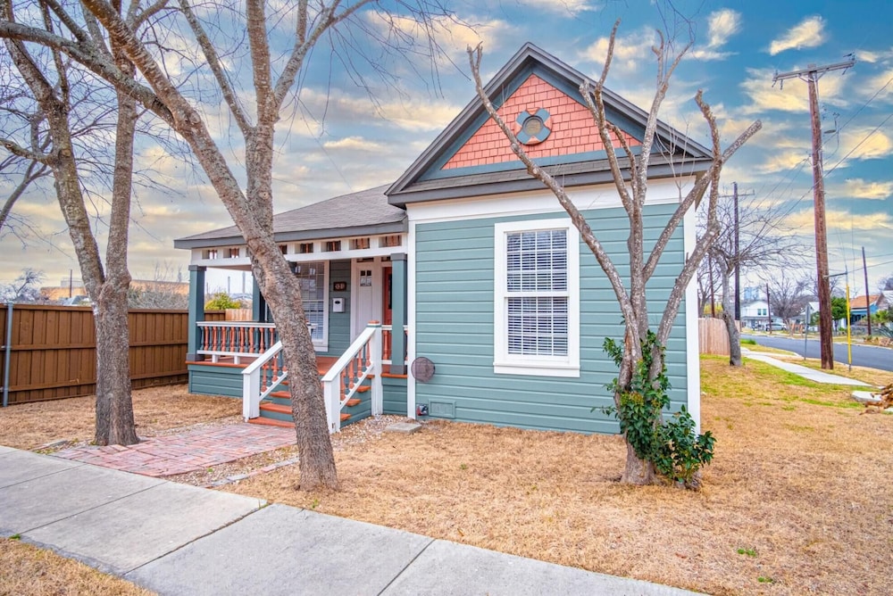 Beautiful Craftmans 4BR 2 5BA Home Near Downtown view 2