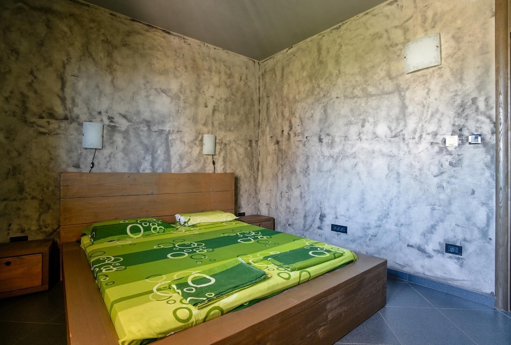 Stone Studio Flat 10 min to Beach in Bar view 3