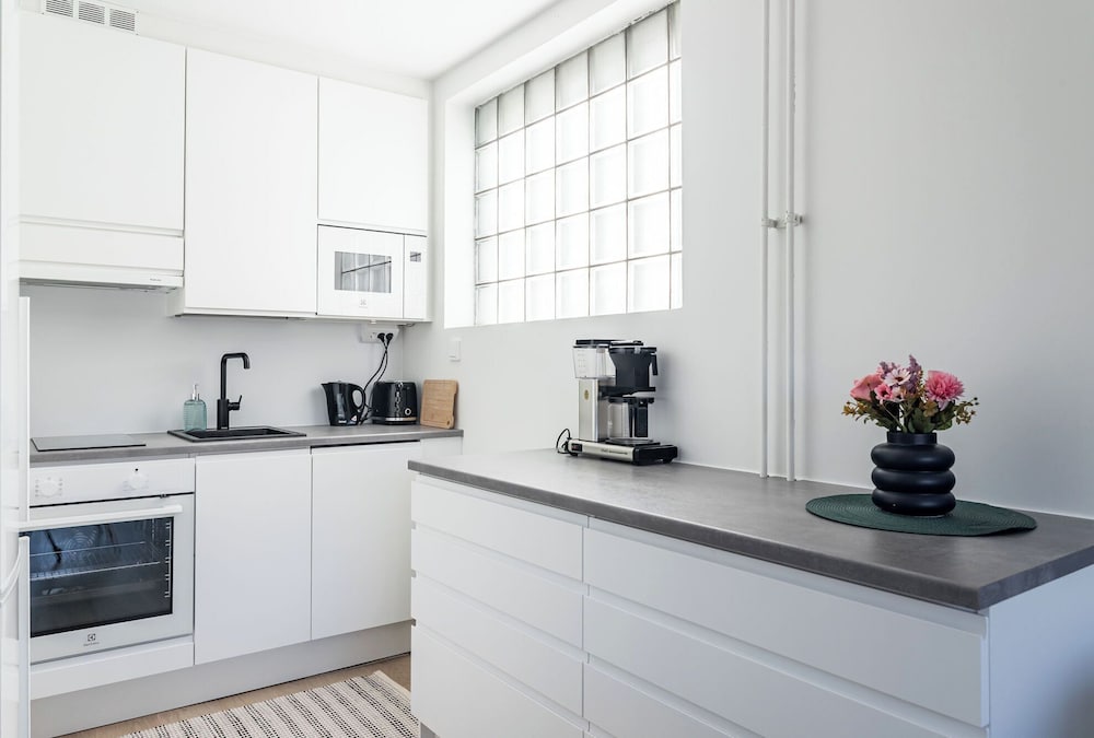 Central 1BR Apartment with Free Parking