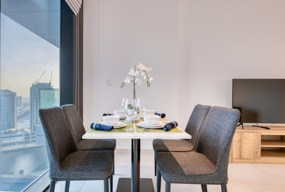 Stylish Studio w Dubai Canal Vw in Business Bay