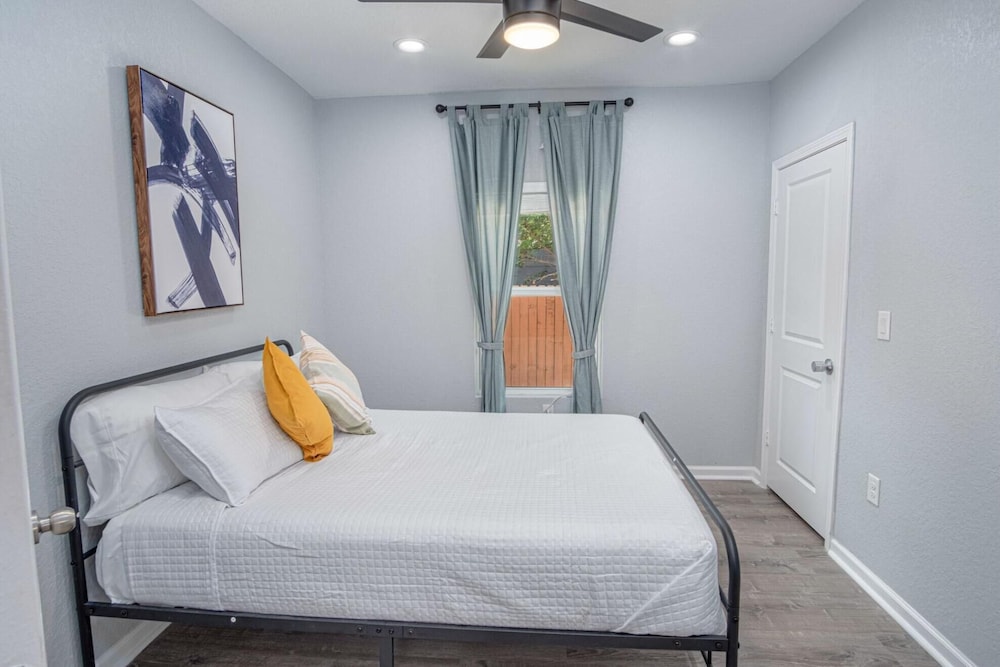 Newly Remodeled 4BR 2BA Near Amazing Downtown view 4