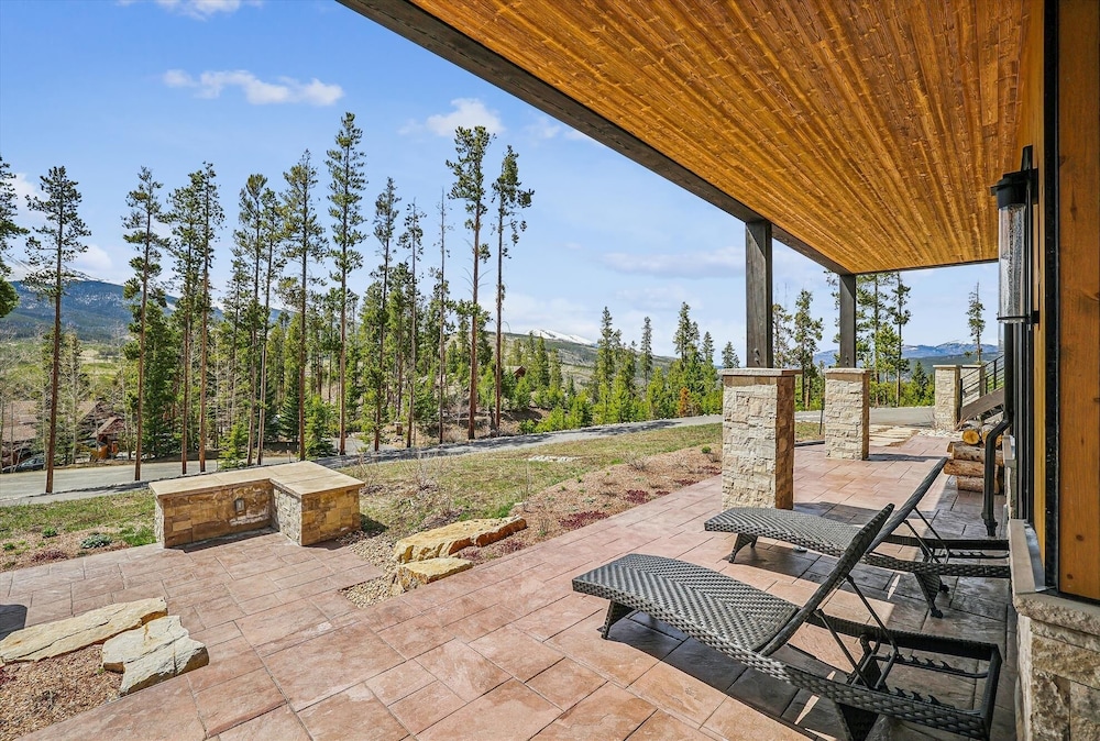 The Crowne Summit 6 Bedroom Home