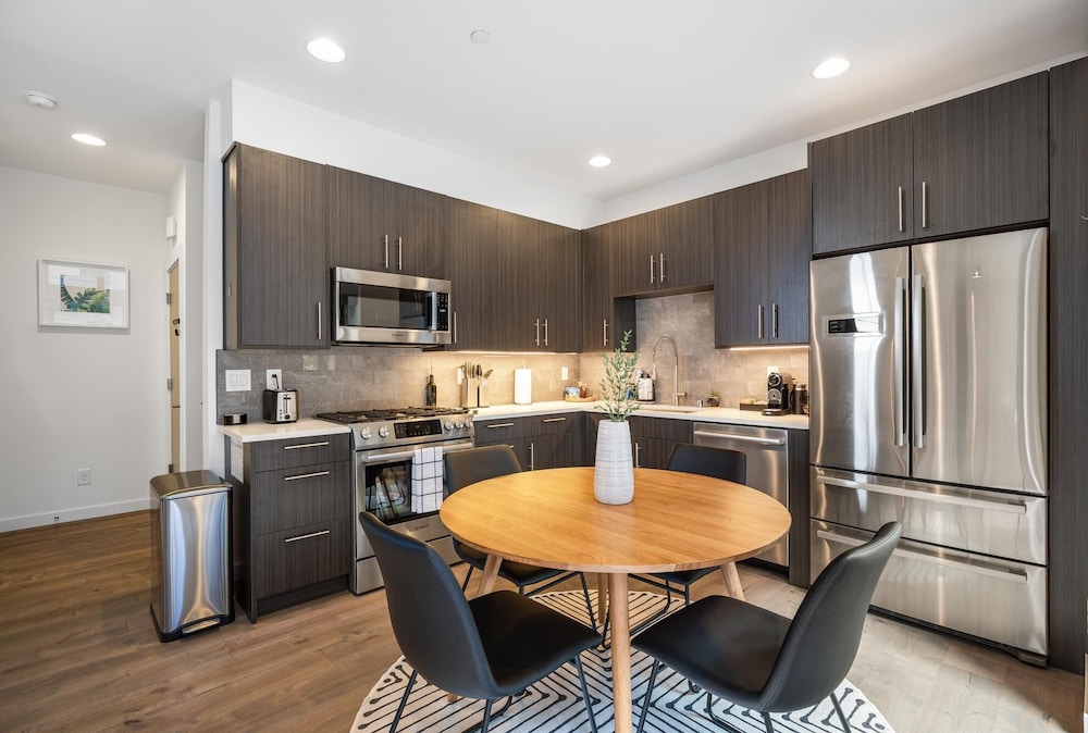 Alki Beach Escape Romantic Waterfront Getaway for 2 Extended Stay