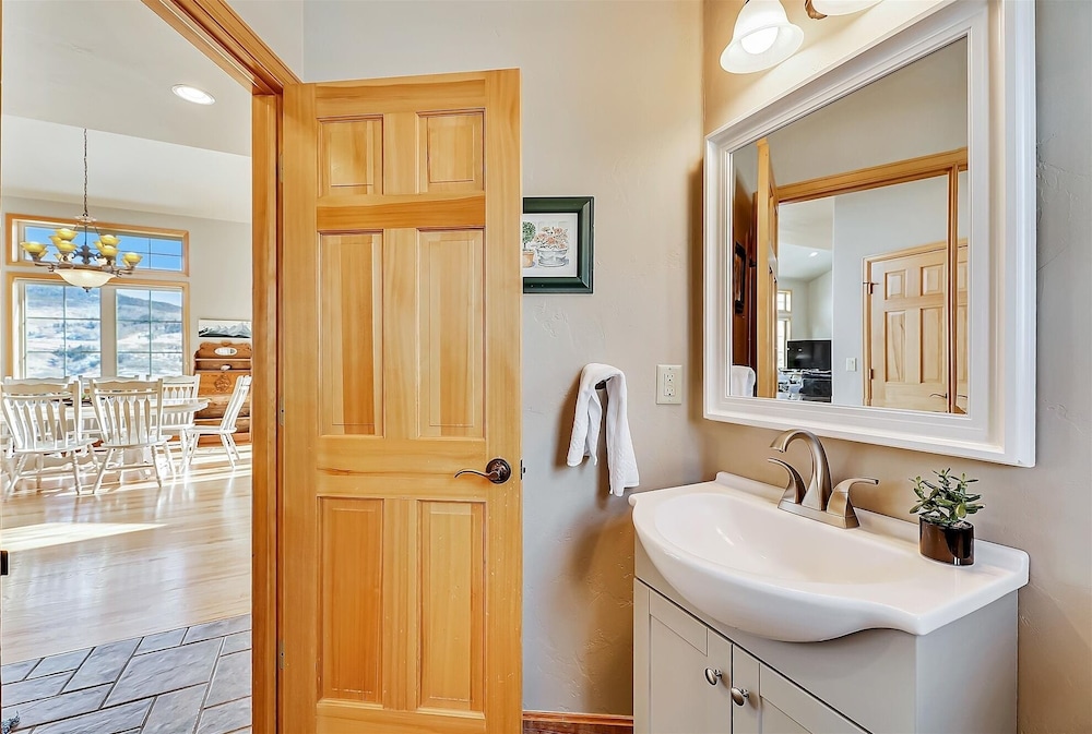 Chateau D'amis 4 Bedroom Home by Redawning view 2