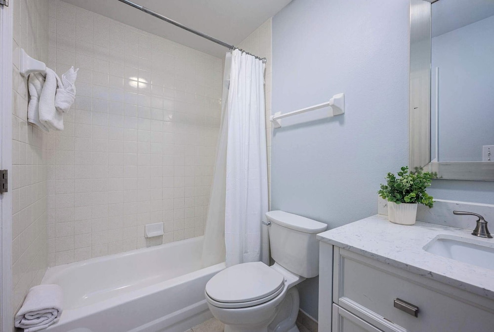 Sunshine & Whiskey Condo for 6 With Resort Amenities Near Grand Boulevard