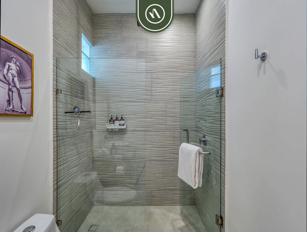 Great Design 1BR Condo - Rooftop Pool