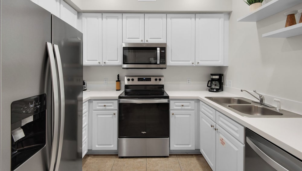 3br/2ba, Sleeps 6, BBQ Grill, Pool, Beach Access + Free Attraction Tickets!