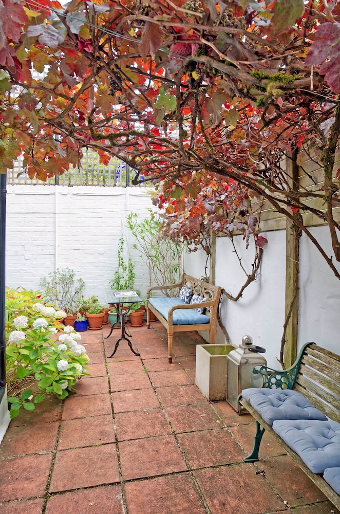 Lovely 2-bed Garden Flat in West Kensington
