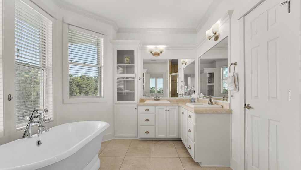 Lakefront Haven in Carillon Beach