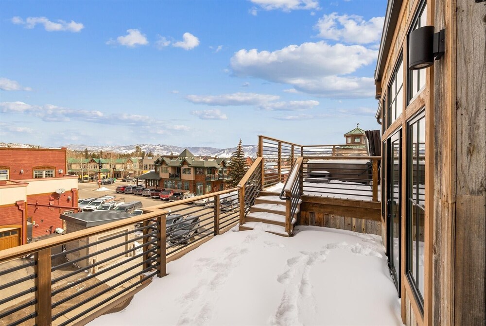 Decked Out Downtown 3 Bedroom Townhouse