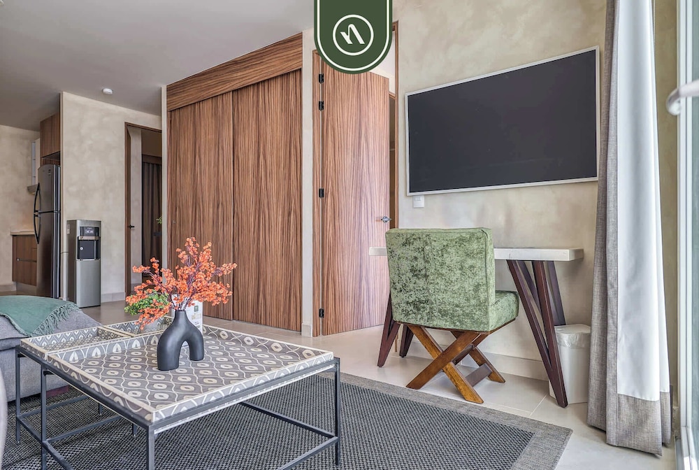 Luxury 2 BR Condo Near Beaches - Pools - Gym