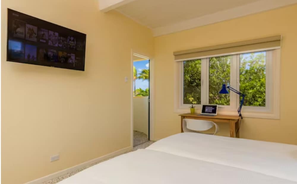 NEW 6br6 5BA Villa 200m to Beach w Privatepool