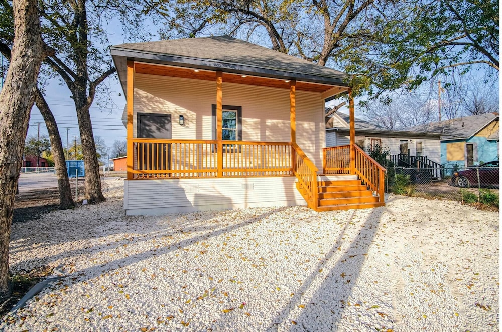 Magnificent 4BR Near Famous Riverwalk and Downtown view 2