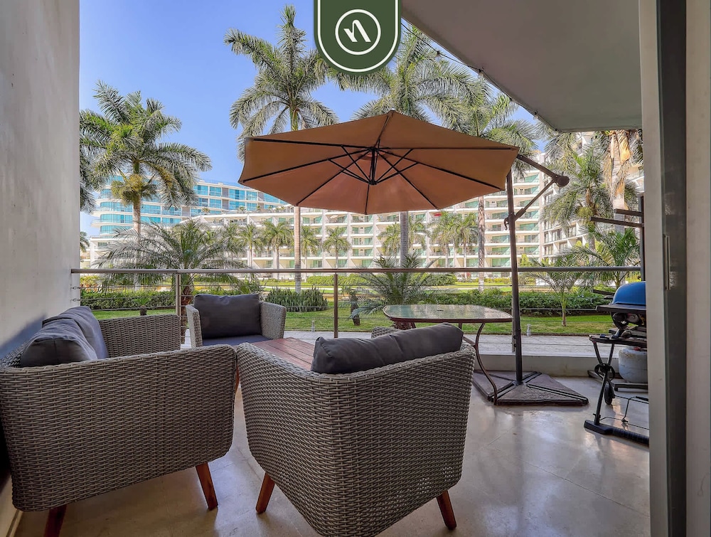 Beachfront 3BR Condo - Pool - Beach Club