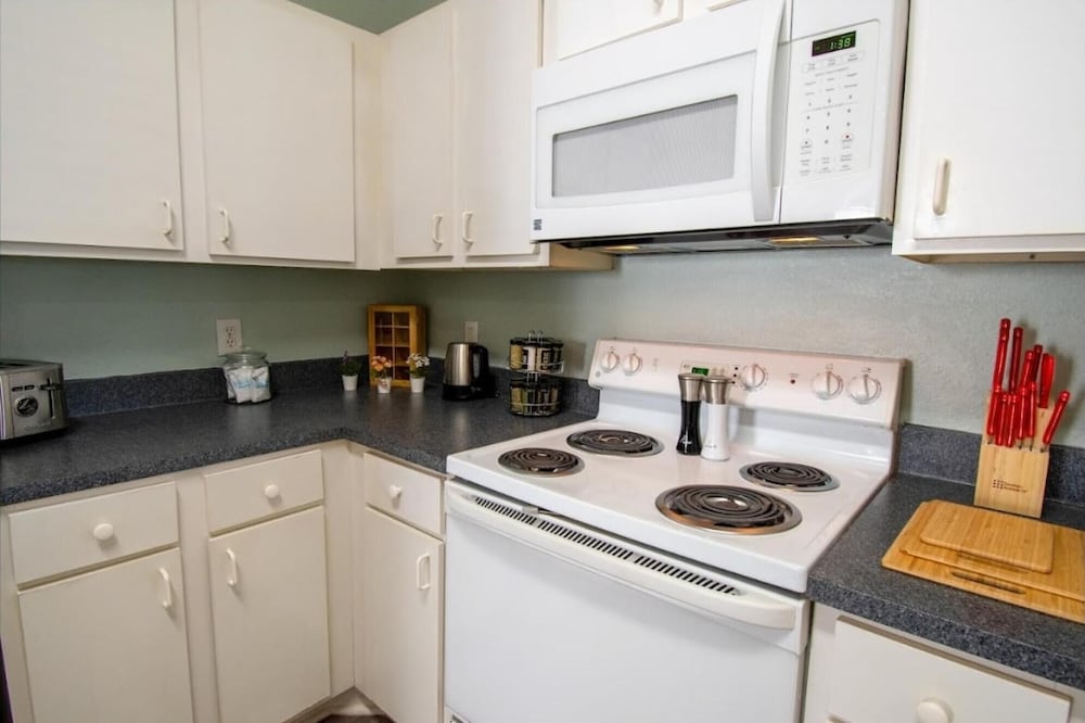 Jacksonville Vacations - Upscale Modern Resort-style Retreat Great Location - Property Image 3