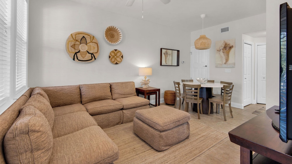 3br/2ba, Sleeps 6, BBQ Grill, Pool, Beach Access + Free Attraction Tickets!