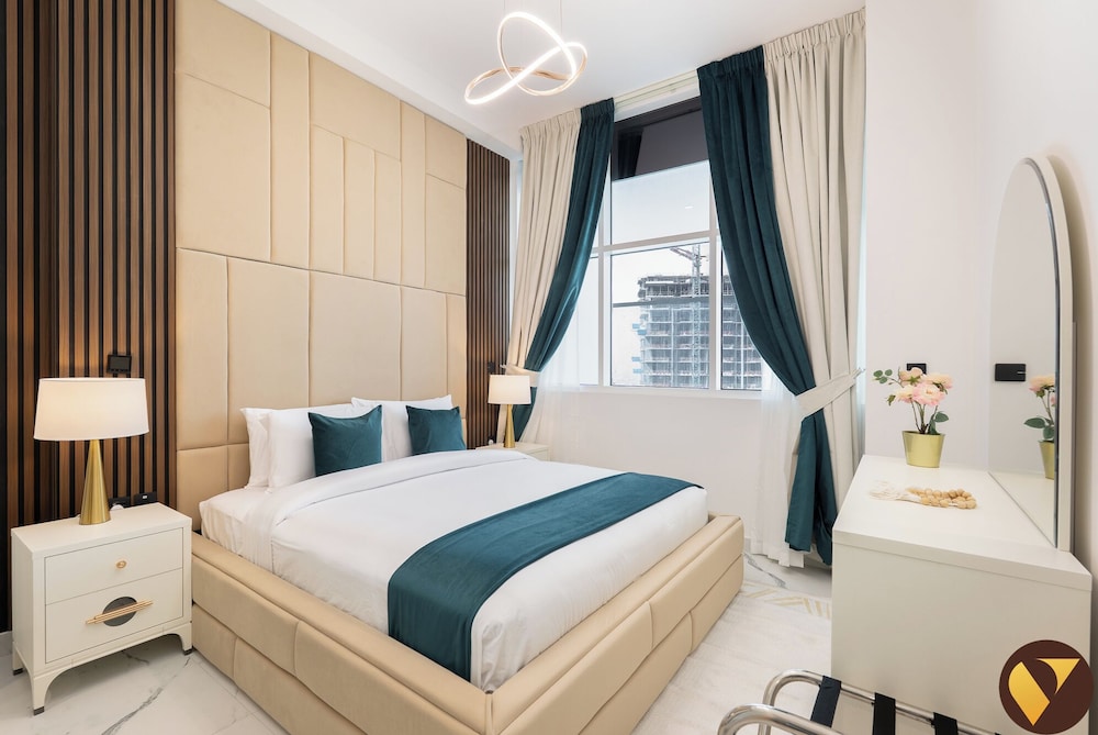 Vogue Opalz short Drive to Dubai Hills M