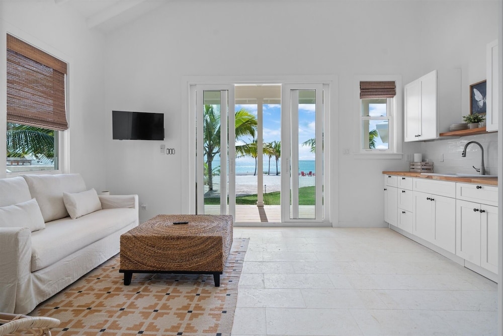 Seaesta - Brand New Estate W/pool & Private Backyard Beach 6 Bedroom Home