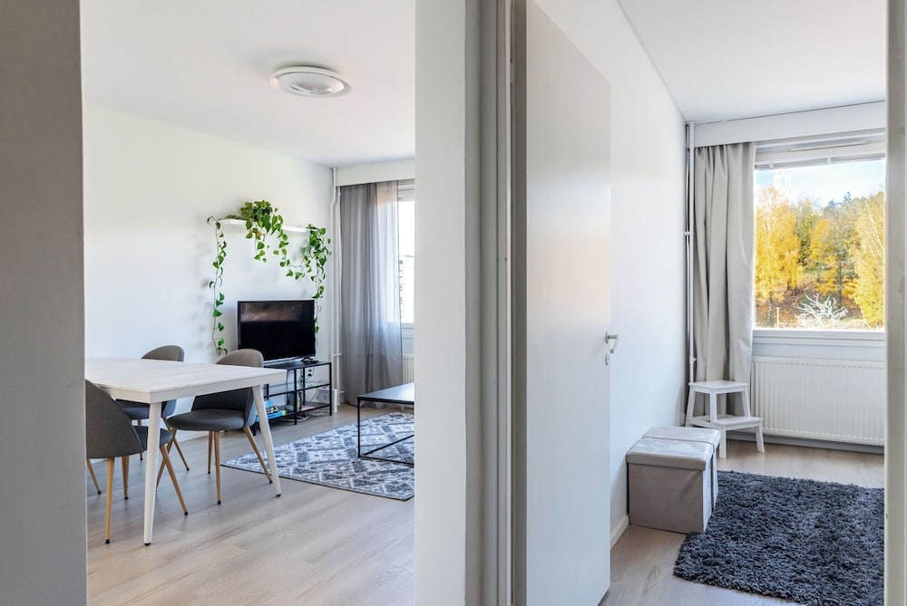 Central 1BR Apartment with Free Parking
