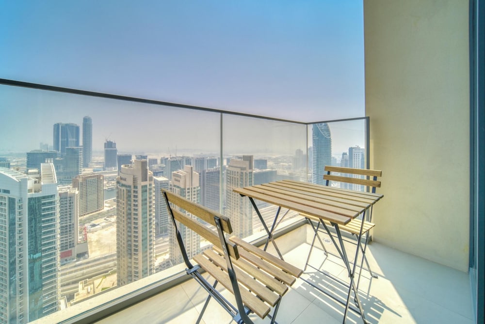 City Lights and Luxury Living Close to Dubai Mall