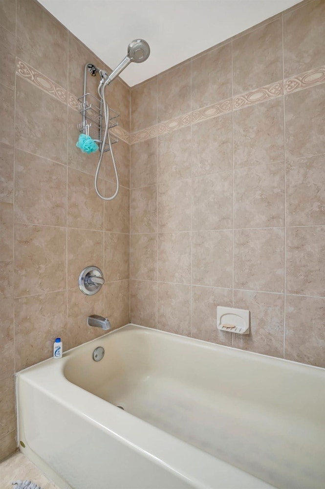 The Crown House 4b Pool Home 6 Mins to IR Beach