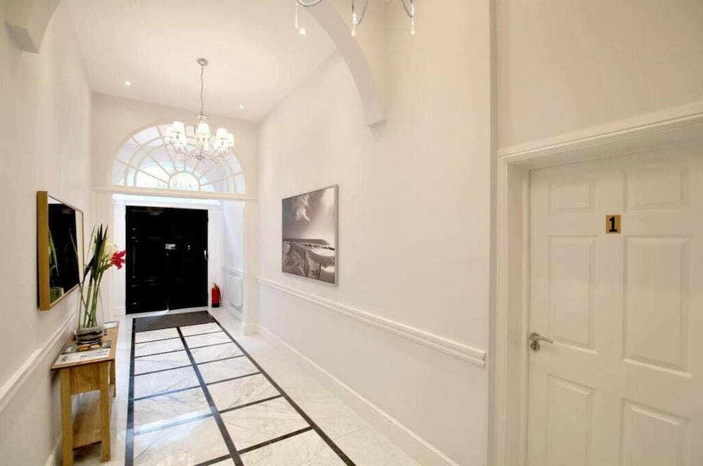 Lovely 2 Bedroom Apartment w AC off Baker Street