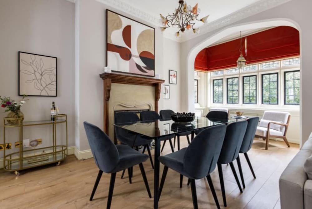 The Woking Wonder - Captivating 3bdr Flat With Parking view 3