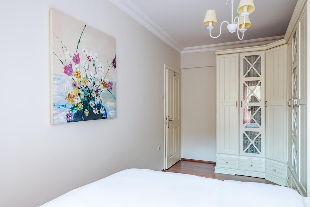 Chic Flat With Balcony Near Subway and Marmaray
