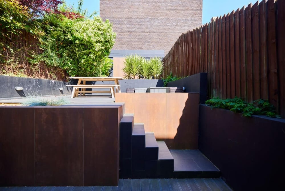 The Swiss Cottage Wonder - Glittering 2bdr House With Garden
