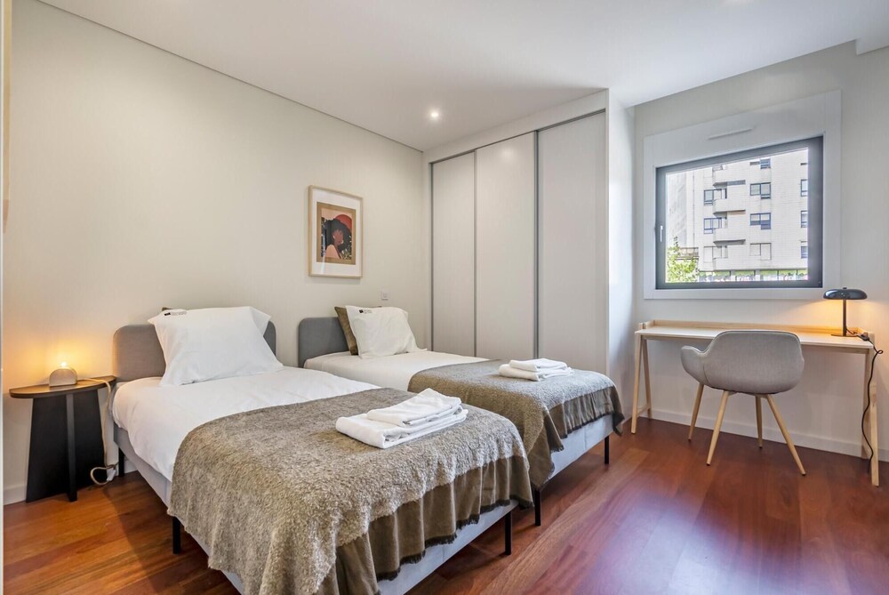 Nomad s Lux - 2bdr Parking Flores Square Porto view 3