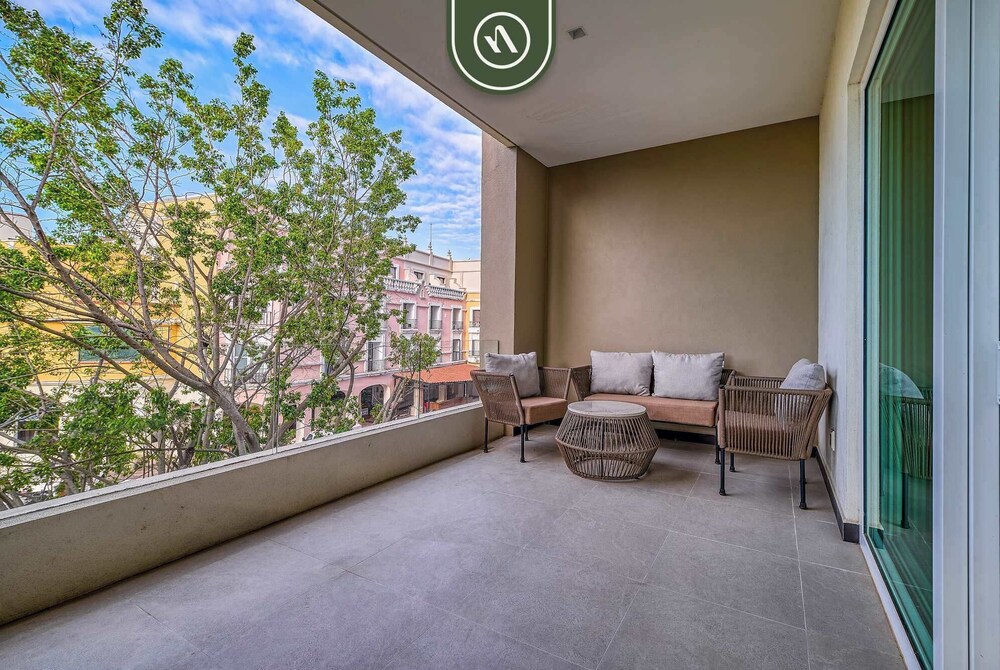 Luxury 2 BR Condo Near Golf Courses and Marina