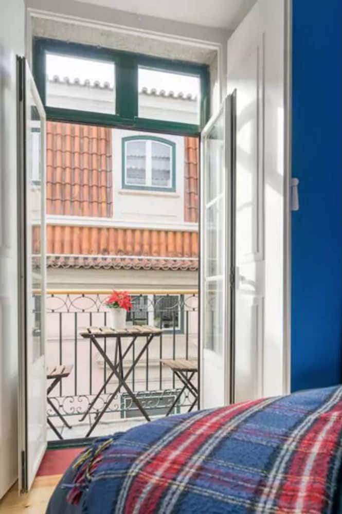 Old Town Chiado Balcony Aircon by LD Apartments
