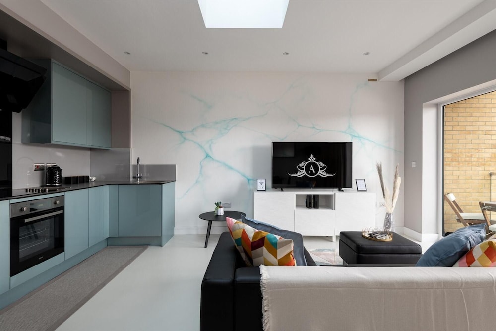 Wonderful Top-floor Apartment view 2