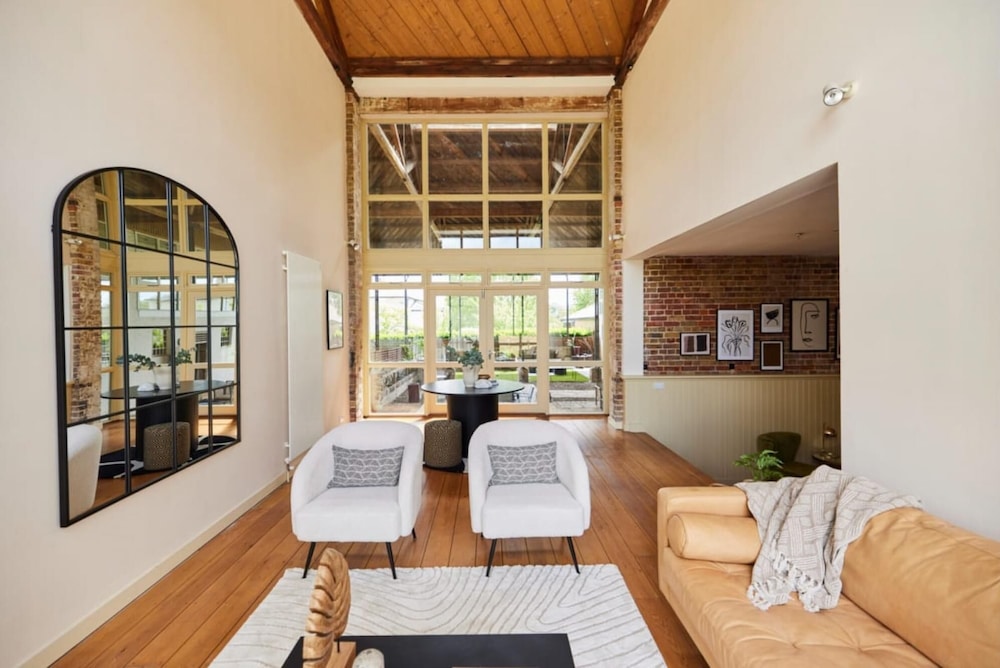 The Chelmsford Hideaway - Spacious 5bdr House With Patio Garden view 4