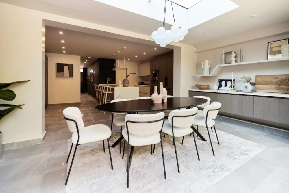 The Swiss Cottage Wonder - Glittering 2bdr House With Garden