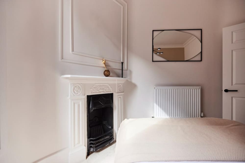 The Elmfield Road Wonder - Dazzling 2bdr Flat