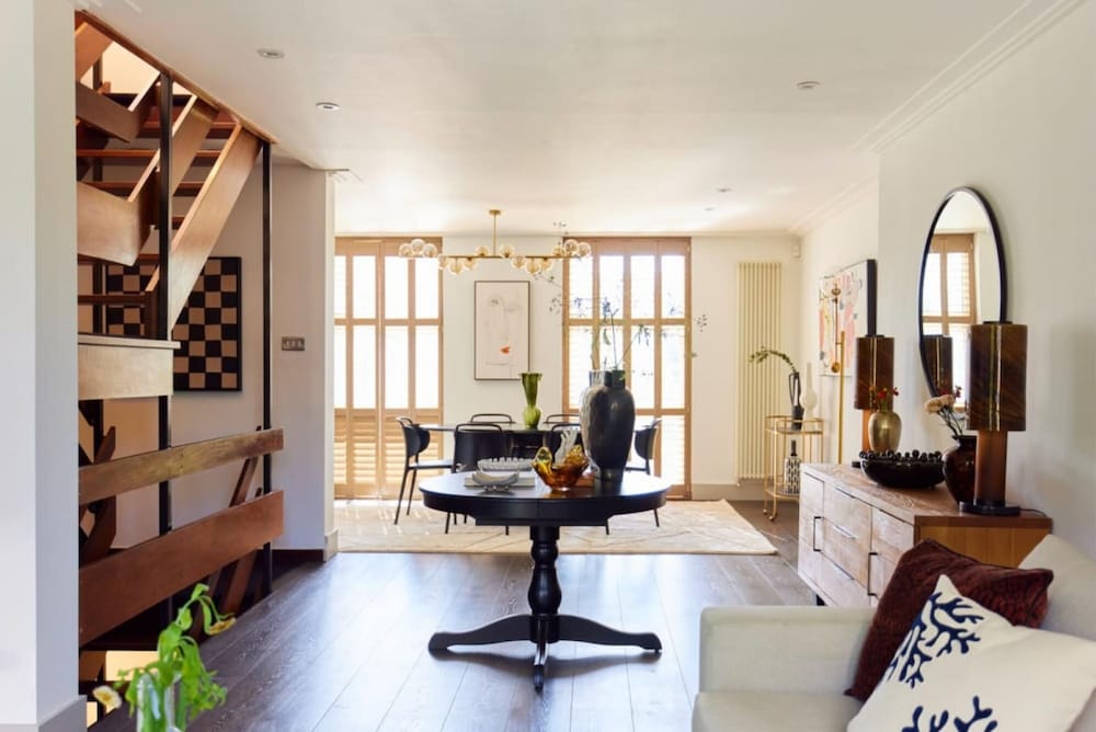 The Swiss Cottage Wonder - Glittering 2bdr House With Garden