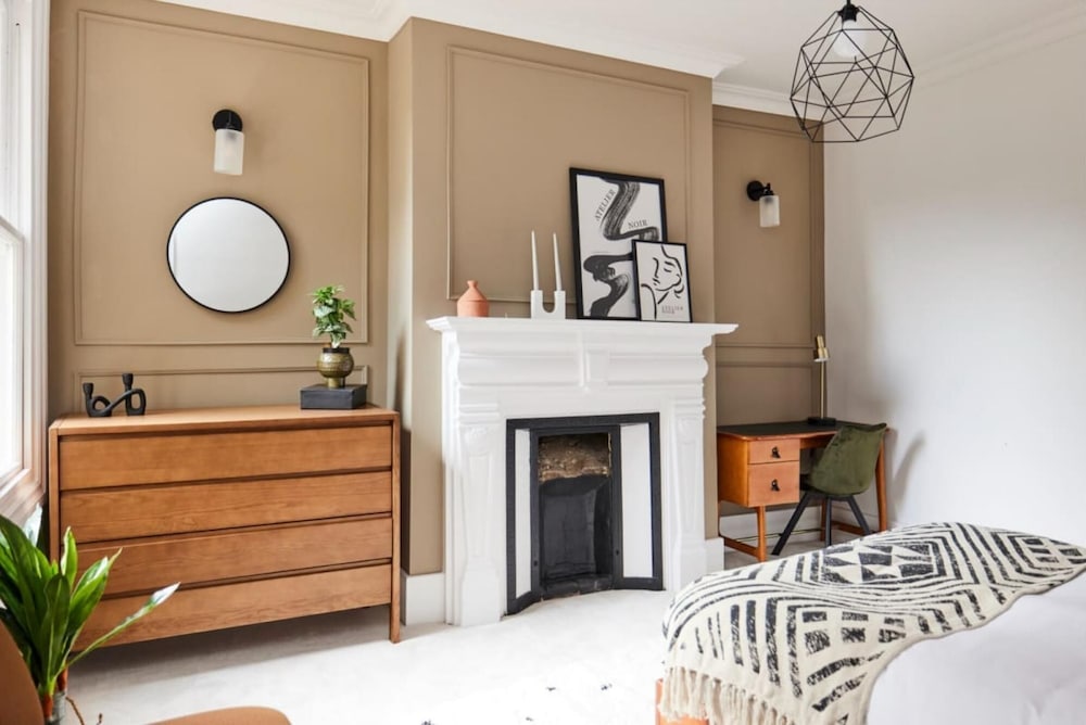 The Elmfield Road Wonder - Dazzling 2bdr Flat