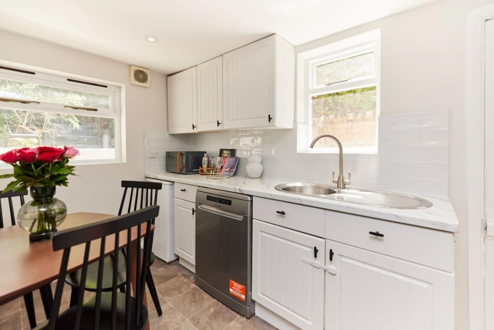 The Hammersmith and Fulham Wonder - Trendy 3bdr Flat With Garden